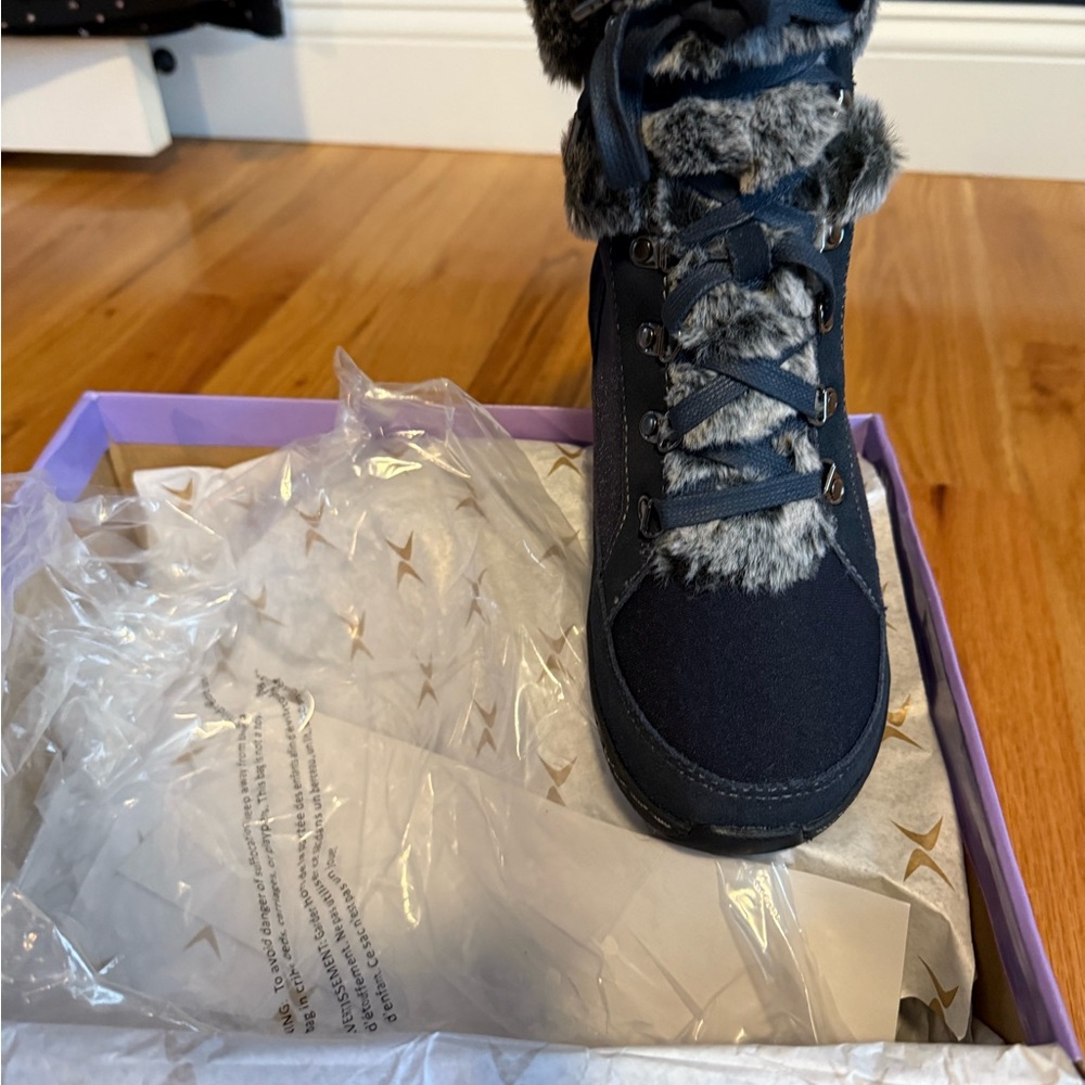 Stylish Navy Winter Boots with Faux Fur Trim